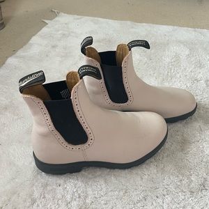 New w/out box Blundstone Boots in pearl
